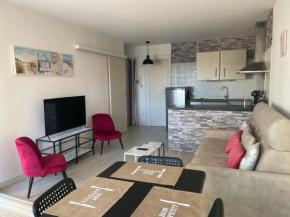 APPARTEMENT LUMINEUX SUR LE PORT! 5 MN DE LA PLAGE AVEC PARKING PRIVE